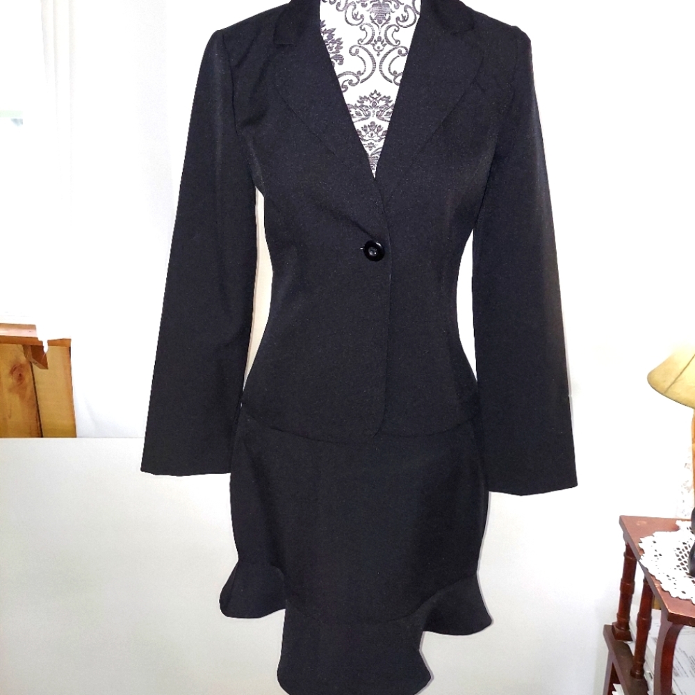 Skirt suit set size 7/8